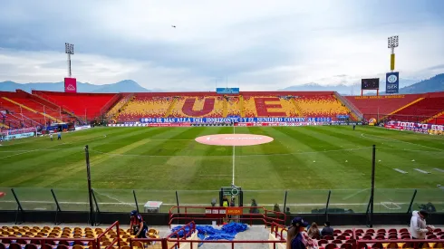 Sonríe el fútbol chileno: El Santa Laura cambiará el pasto en octubre