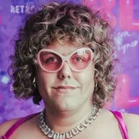 Influencer y psicólogo queer, Simón de la Costa se une a Tierra Brava