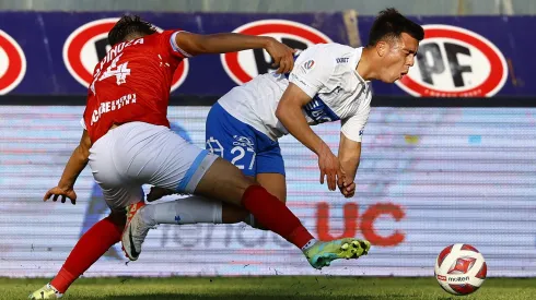 Jorge Ortiz recibe un foul de Felipe Espinoza. La UC venció a Magallanes por 1-0 y tuvo a Nicolás Peranic como figura.