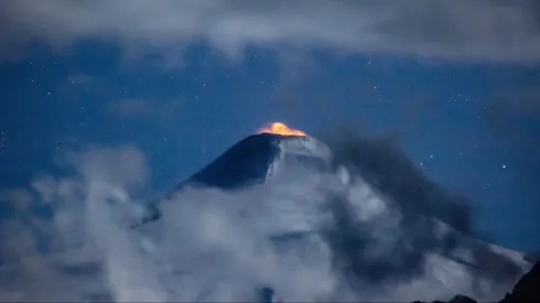 Se mantiene la alerta naranja por el Volcan Villarrica, imagenes del volcan durante la madrugada de este martes.