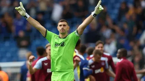 Dibu Martínez encabeza un particular reclamo.