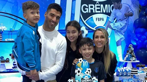 Luis Suárez la rompe con golazo de chilena en el cumpleaños de su hijo