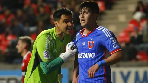 Cristopher Toselli intenta generar una reacción de Marcelo Morales en la derrota de la U ante La Calera.