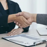 ¿Puedo tener dos contratos de trabajo?