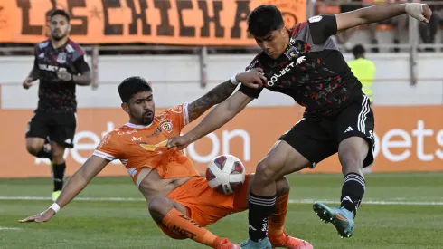 Damián Pizarro aguanta la marca de Bastián San Juan en el empate 2-2 entre Cobreloa y Colo Colo en Calama.