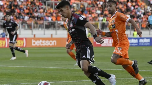 Ignacio Jara corretea a Erick Wiemberg en el duelo de ida entre Cobreloa y Colo Colo.