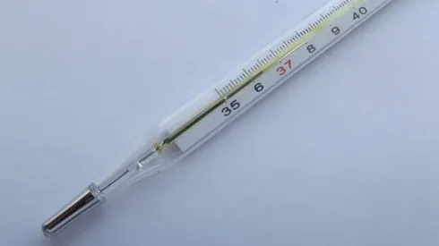 Impactante video que muestra cómo se rompe un termométro de mercurio.