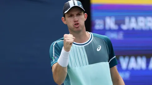 En su primera vez en el China Open, Nico Jarry celebró una tremenda victoria ante el número cinco del mundo.