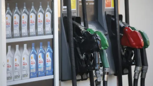 ¿Sube la bencina? Este día cambia el valor de la gasolina en Chile.