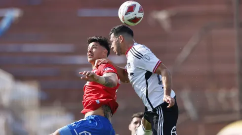 Ramiro González lucha con Zampedri en el clásico entre Colo Colo y la UC de la primera rueda.