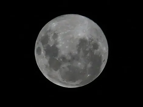 Así puedes sacarle una foto a la Luna con tu celular sin que salga borrosa