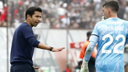 Nicolás Núñez y su tocayo Peranic en el duelo ante Colo Colo.