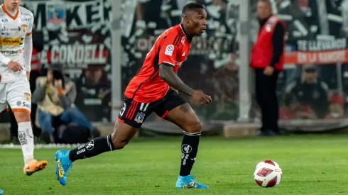 Fabián Castillo tuvo su regreso a las canchas, pero no fue bien recibido por los hinchas de Colo Colo.