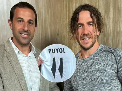 Palestino regalonea a Carles Puyol durante su visita a Chile
