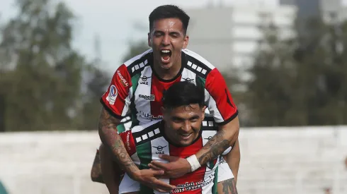 Joe Abrigo se ha erigido como un indiscutido en la creación de juego en Palestino. En la imagen celebra en andas de Maxi Salas.