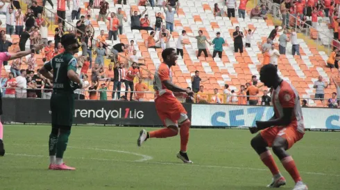 Junior anotó un triplete y asistió