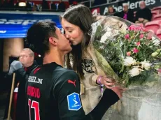 El romántico Osorio regala flores tras su gol en Dinamarca