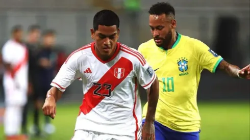 Joao Grimaldo conduce el balón ante la marca de Neymar.