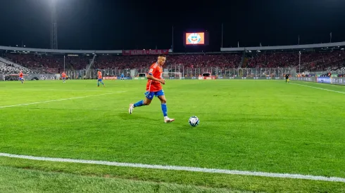 Alexis criticó la cancha del Monumental