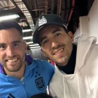 Leandro Fernández recibe un regalo de los campeones del mundo