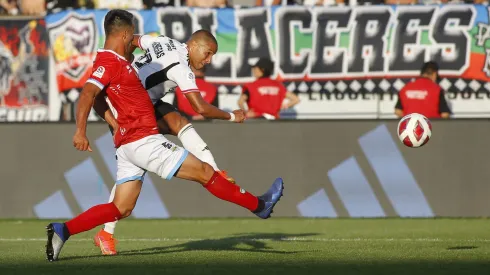 Leandro Benegas remata ante la marca de Christian Vilches en un duelo entre Colo Colo y Magallanes. ¡Hay fecha para el duelo pendiente entre estos equipos!