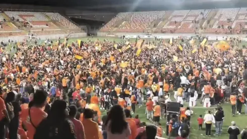 Los hinchas se metieron a la cancha del Zorros del Desierto