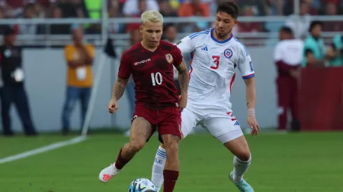 Una de las imágenes que dejó el duelo de Yeferson Soteldo y Felipe Loyola en el claro 3-0 de Venezuela ante la Roja.