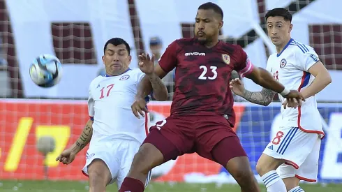 Salomón Rondón hizo una jugada que dejó a Gary Medel literalmente arrastrándose en la cancha del estadio Monumental de Maturín.