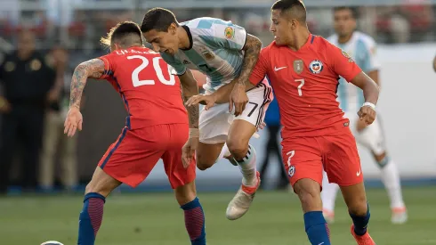 Ángel di María lucha con Charles Aránguiz y Alexis Sánchez en la final que la Roja le ganó a Argentina en la Copa América del Centenario en 2016.