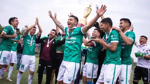 Provincial Ovalle recibió el trofeo de campeón en la Tercera A. ¡Pero el festejo no fue completo!