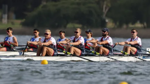 El equipo de Chile, al fondo, peleó con todo en en ocho con timonel masculino