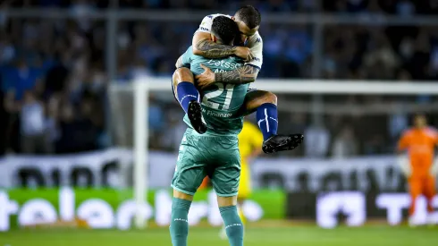 Gabriel Arias y Emiliano Vecchio festejaron así la gran victoria de Racing Club ante Boca Juniors.
