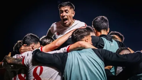 Rodrigo Echeverría celebra con sus compañeros tras la notable remontada de Huracán ante Argentinos Jrs.
