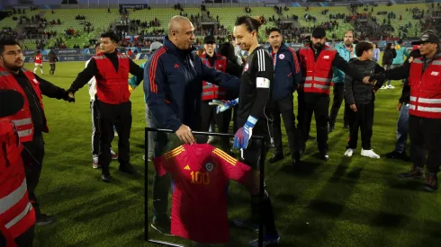 Tiane recibió una camiseta por sus 100 partidos