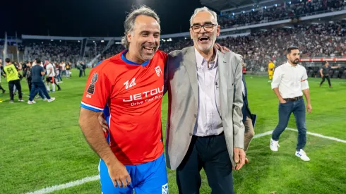 Ricardo Dabrowski acompaña a Fernando González en la emotiva despedida de Matías Fernández.