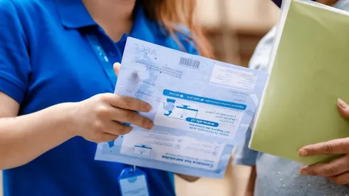 Afiliado revisando su cartola del Seguro de Cesantía.