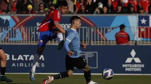 Aravena puso en ventaja a Chile ante Uruguay con un golazo.