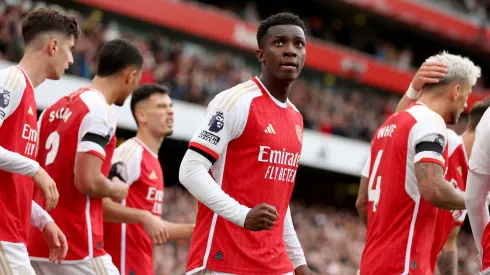 Eddie Nketiah celebra con sus compañeros.