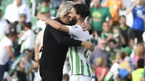Manuel Pellegrini abrazó con fuerza a Isco tras darle el triunfo al Betis.