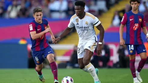 Aurélien Tchouaméni conduce el balón ante la marca de Gavi, a quien defendió este lunes 30 de octubre.