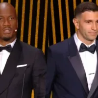 Dibu Martínez es interrumpido por pifias en el Balón de Oro y Drogba sale al rescate