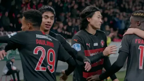 Darío Osorio recibe las felicitaciones de Paulinho y del surcoreano Cho Gue-Sung tras su segundo gol en Dinamarca.