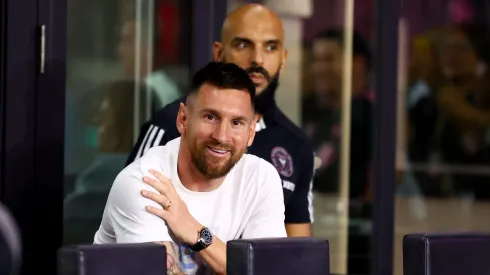 Yassine Cheuko sigue a Messi a todos lados donde se mueve.
