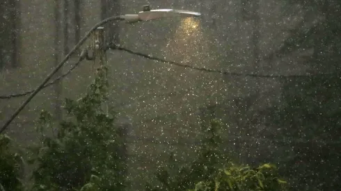 ¿Tormenta eléctrica en tu comuna? Las zonas con lluvias en Santiago.