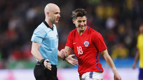 Anthony Taylor estuvo en el debut de Reinaldo Rueda como DT de la Roja. ¡Lo bajaron de categoría por un error tremendo en la Premier League!