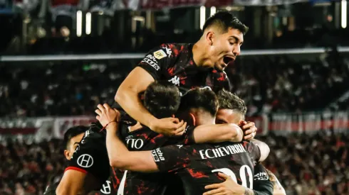 Alarcón festeja junto al resto del elenco de Huracán