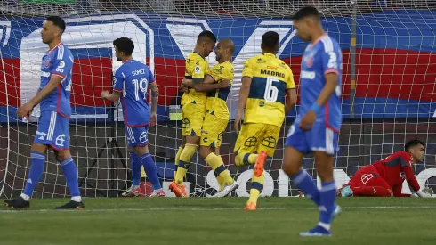 Everton venció a la U 2-1 con polémica.