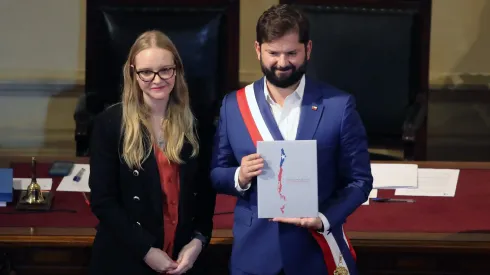La presidenta del Consejo Constitucional, Beatriz Hevia, hizo entrega oficial del documento al Presidente de la República, Gabriel Boric.
