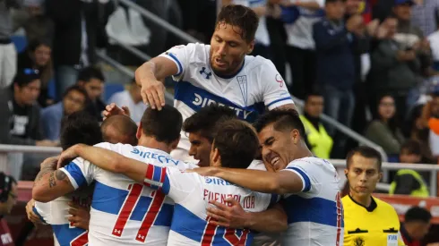 Sebastián Sáez celebra con Luciano Aued y varios compañeros de la UC. Luli aplaudió la definición de Sacha ante la U.