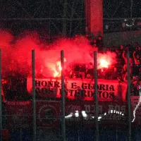Lamentable: hinchas de Benfica lanzan bengalas a fanáticos